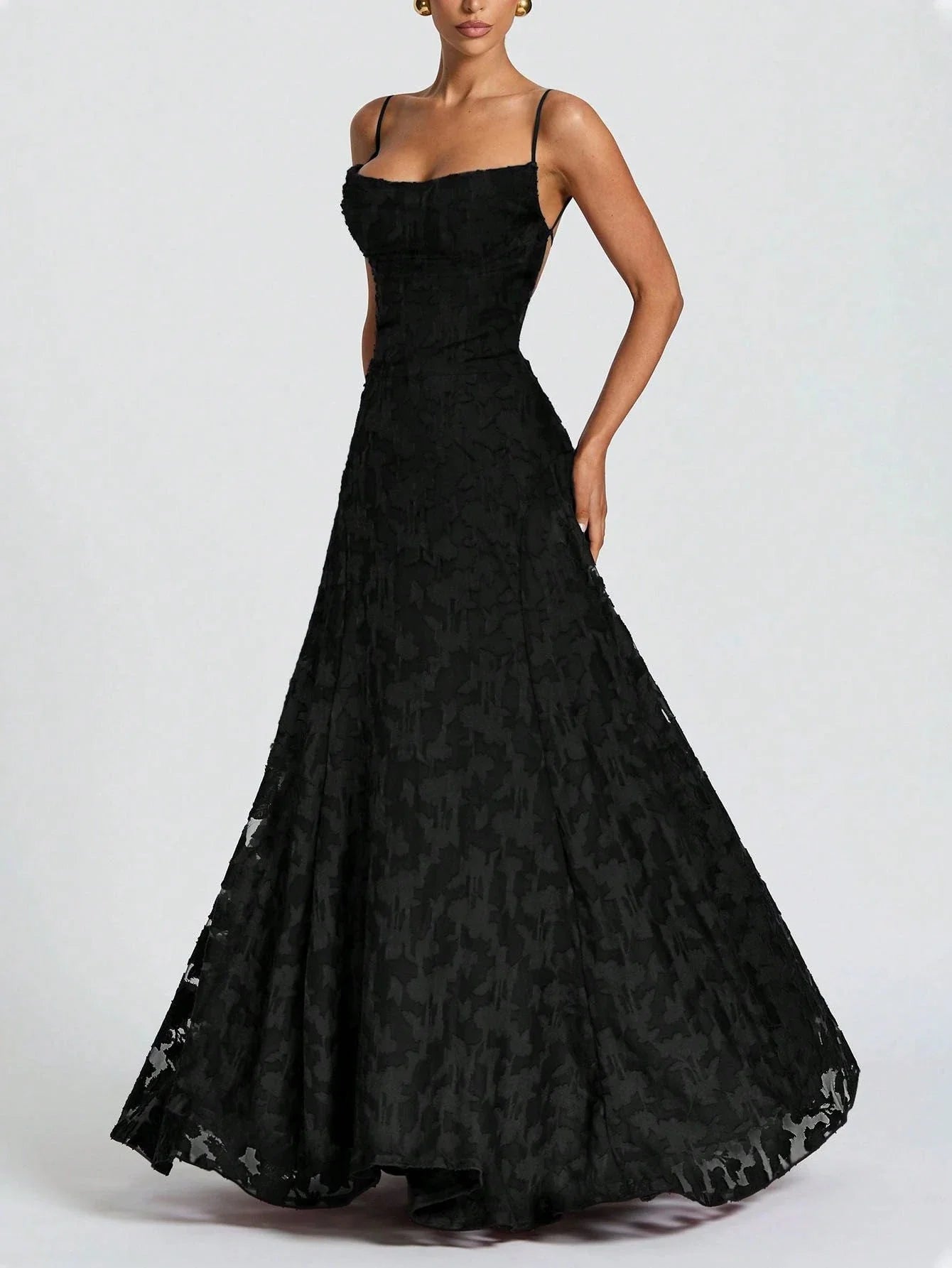 Lysandra - Figurbetontes Spitzen-Maxikleid