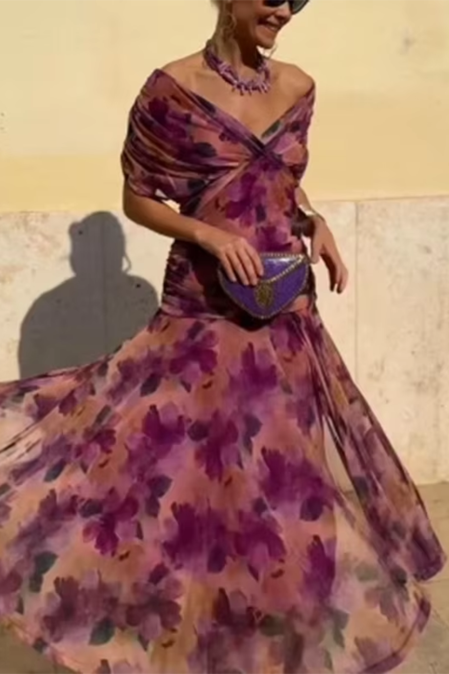 Aveline - Tailliertes Maxikleid mit V-Ausschnitt