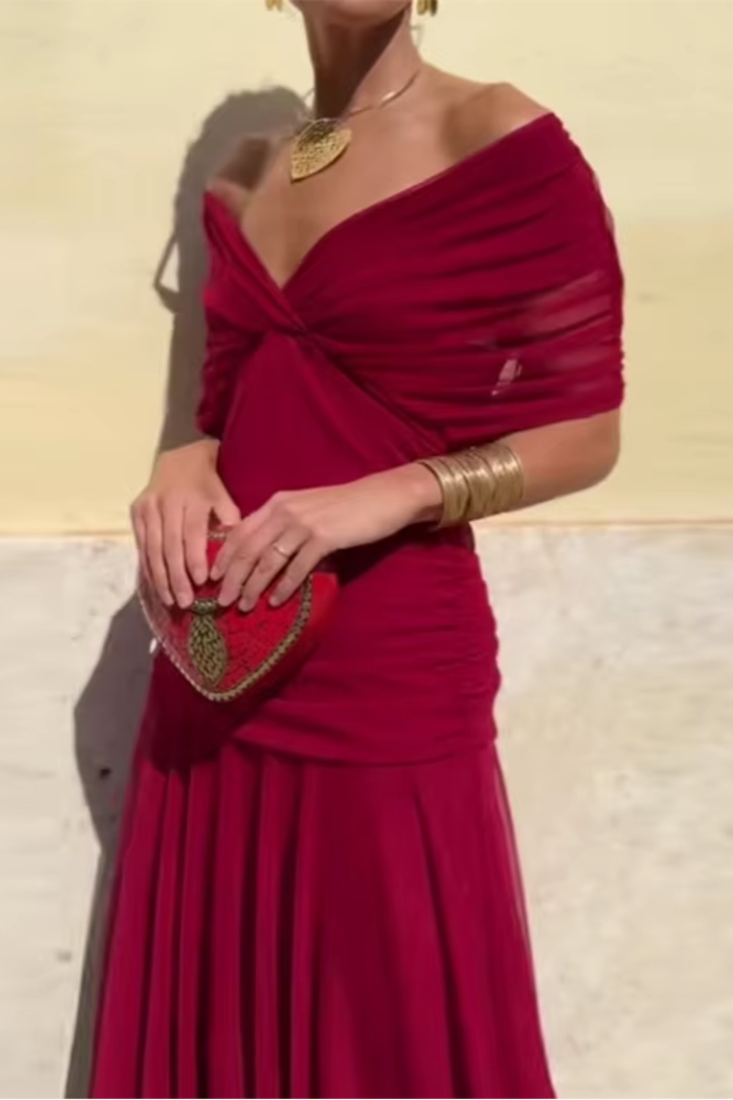 Aveline - Tailliertes Maxikleid mit V-Ausschnitt