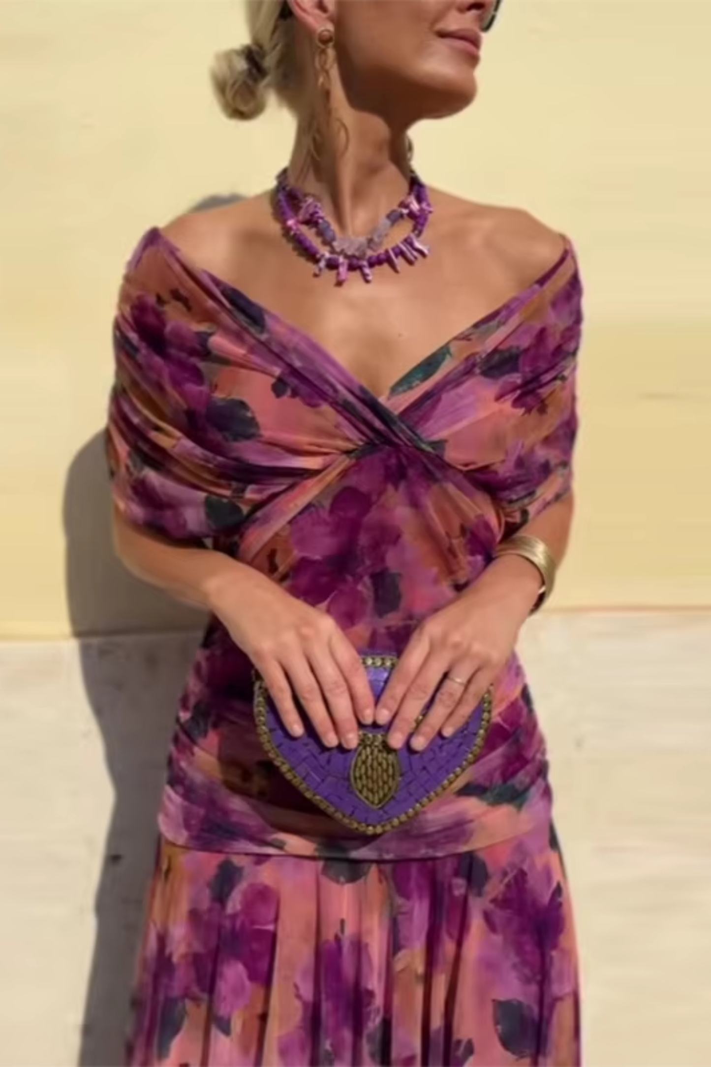 Aveline - Tailliertes Maxikleid mit V-Ausschnitt