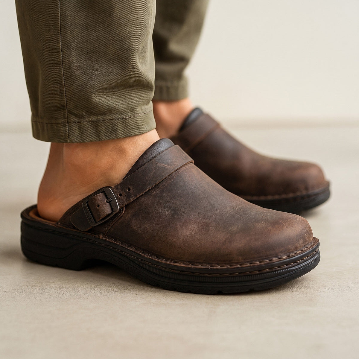 Beloro - Gepolsterte Wildleder-Clogs