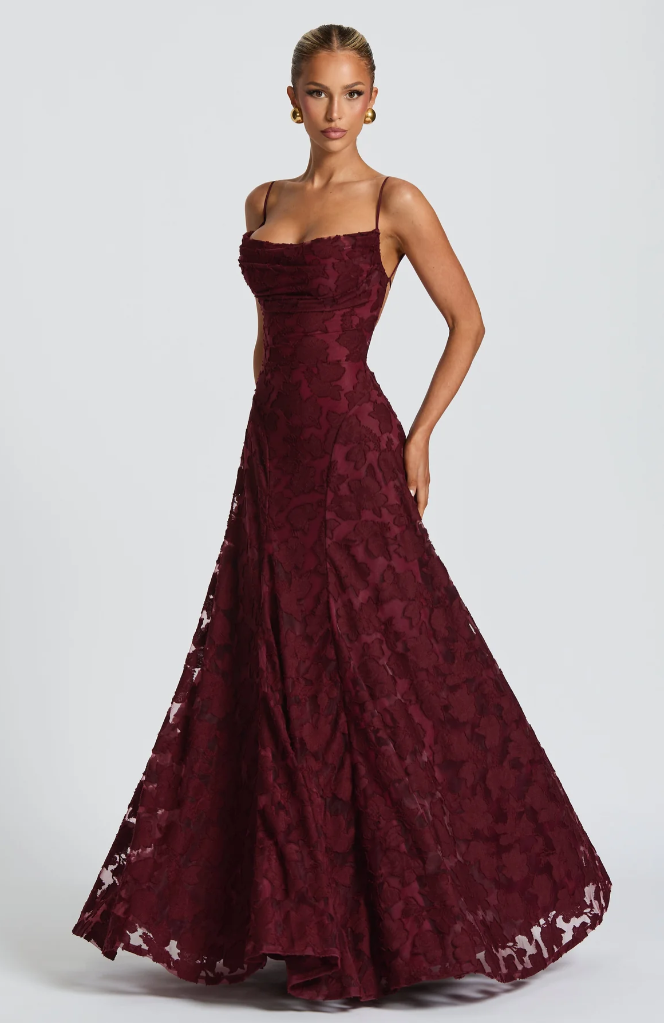 Lysandra - Figurbetontes Spitzen-Maxikleid