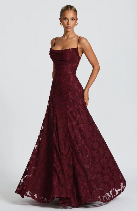 Lysandra - Figurbetontes Spitzen-Maxikleid