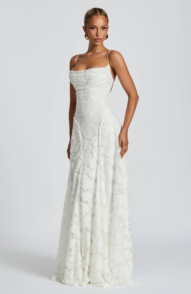 Lysandra - Figurbetontes Spitzen-Maxikleid
