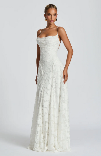 Lysandra - Figurbetontes Spitzen-Maxikleid
