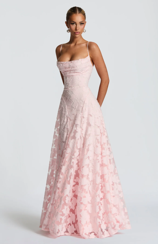 Lysandra - Figurbetontes Spitzen-Maxikleid