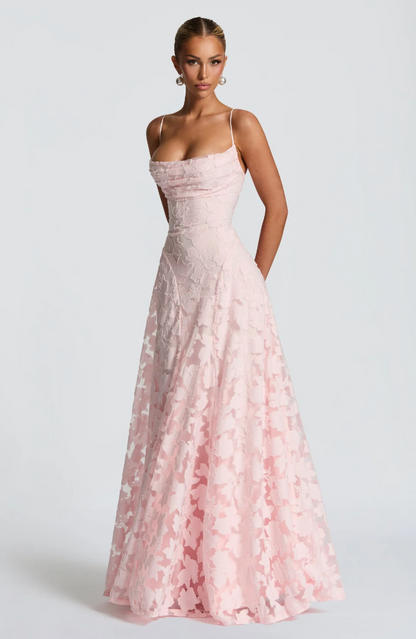 Lysandra - Figurbetontes Spitzen-Maxikleid