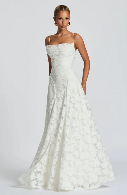 Lysandra - Figurbetontes Spitzen-Maxikleid