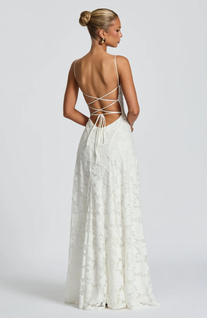 Lysandra - Figurbetontes Spitzen-Maxikleid