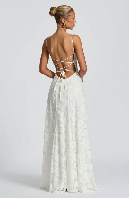 Lysandra - Figurbetontes Spitzen-Maxikleid