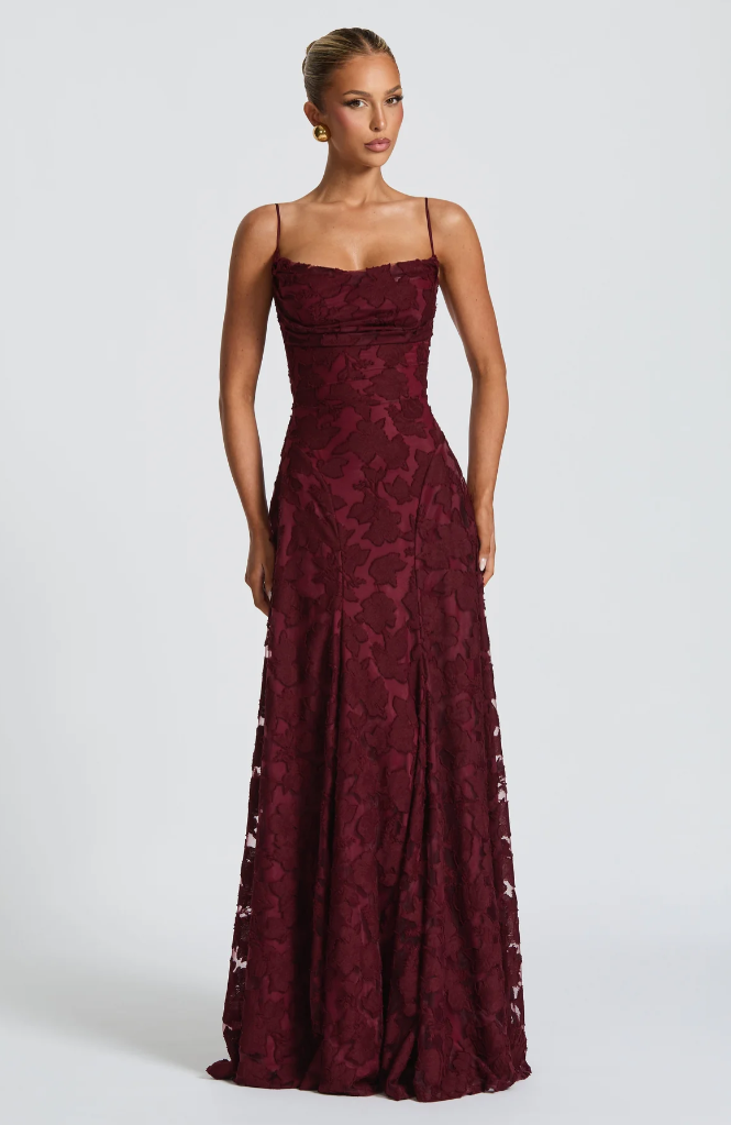 Lysandra - Figurbetontes Spitzen-Maxikleid