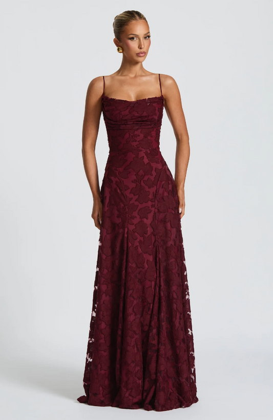 Lysandra - Figurbetontes Spitzen-Maxikleid