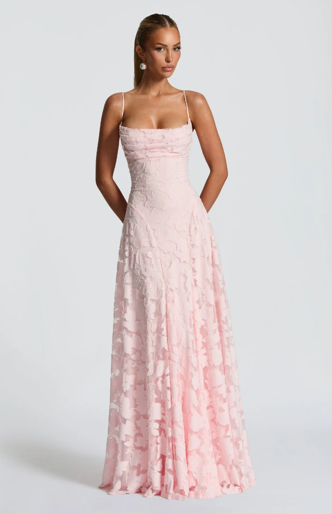 Lysandra - Figurbetontes Spitzen-Maxikleid