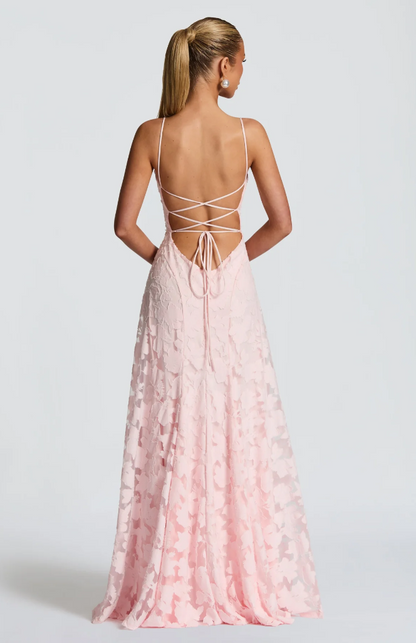 Lysandra - Figurbetontes Spitzen-Maxikleid