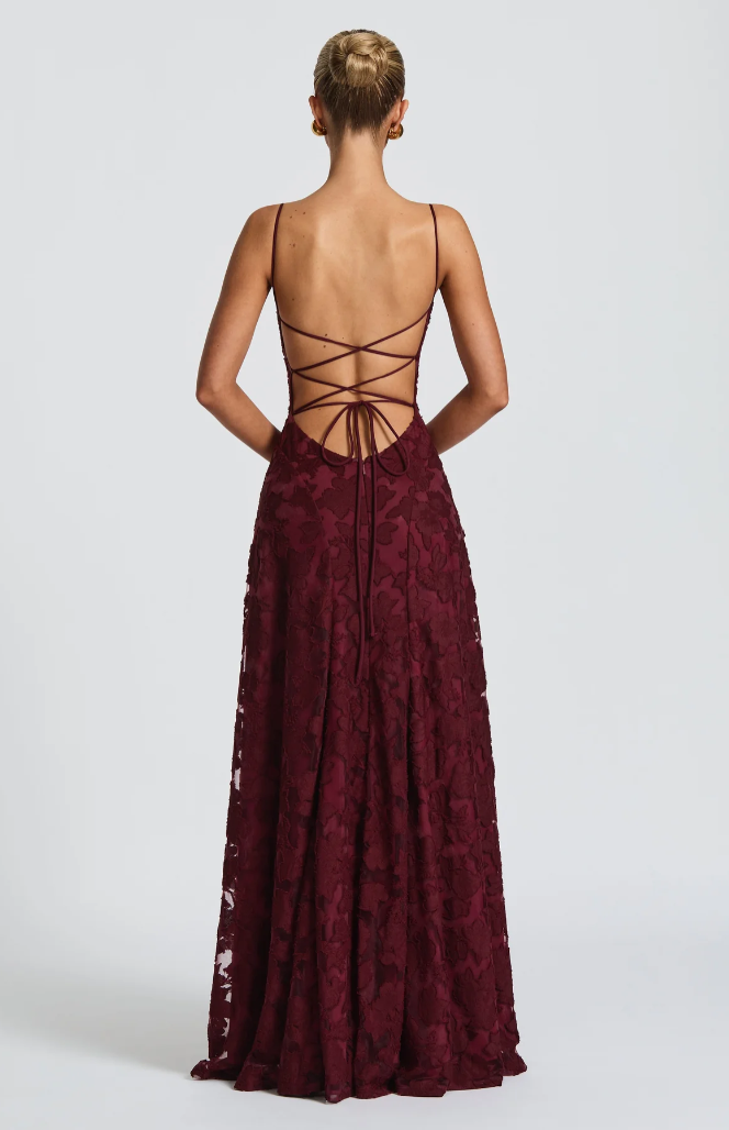Lysandra - Figurbetontes Spitzen-Maxikleid