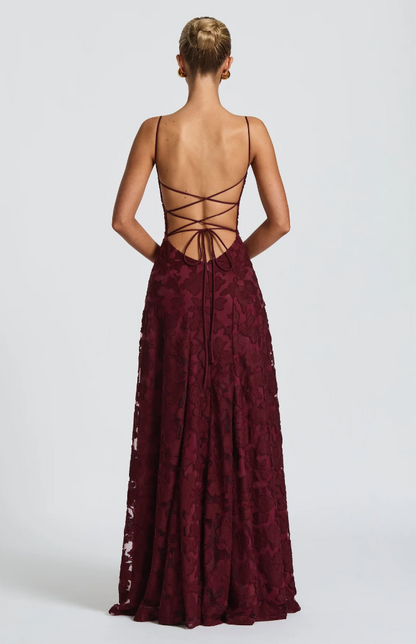 Lysandra - Figurbetontes Spitzen-Maxikleid