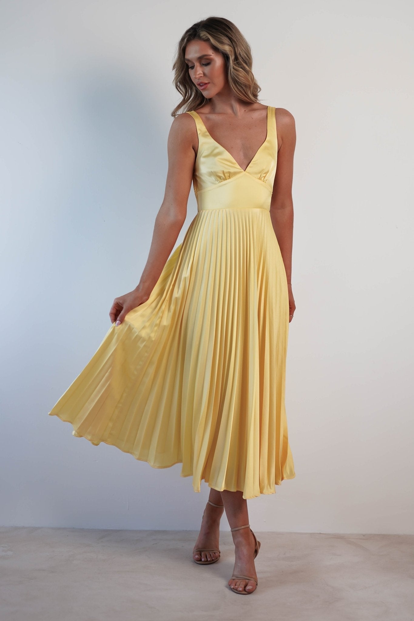 Veloria - Fließendes Plissee-Maxikleid