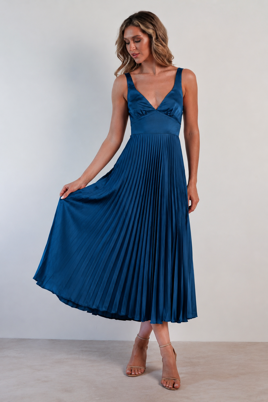 Veloria - Fließendes Plissee-Maxikleid