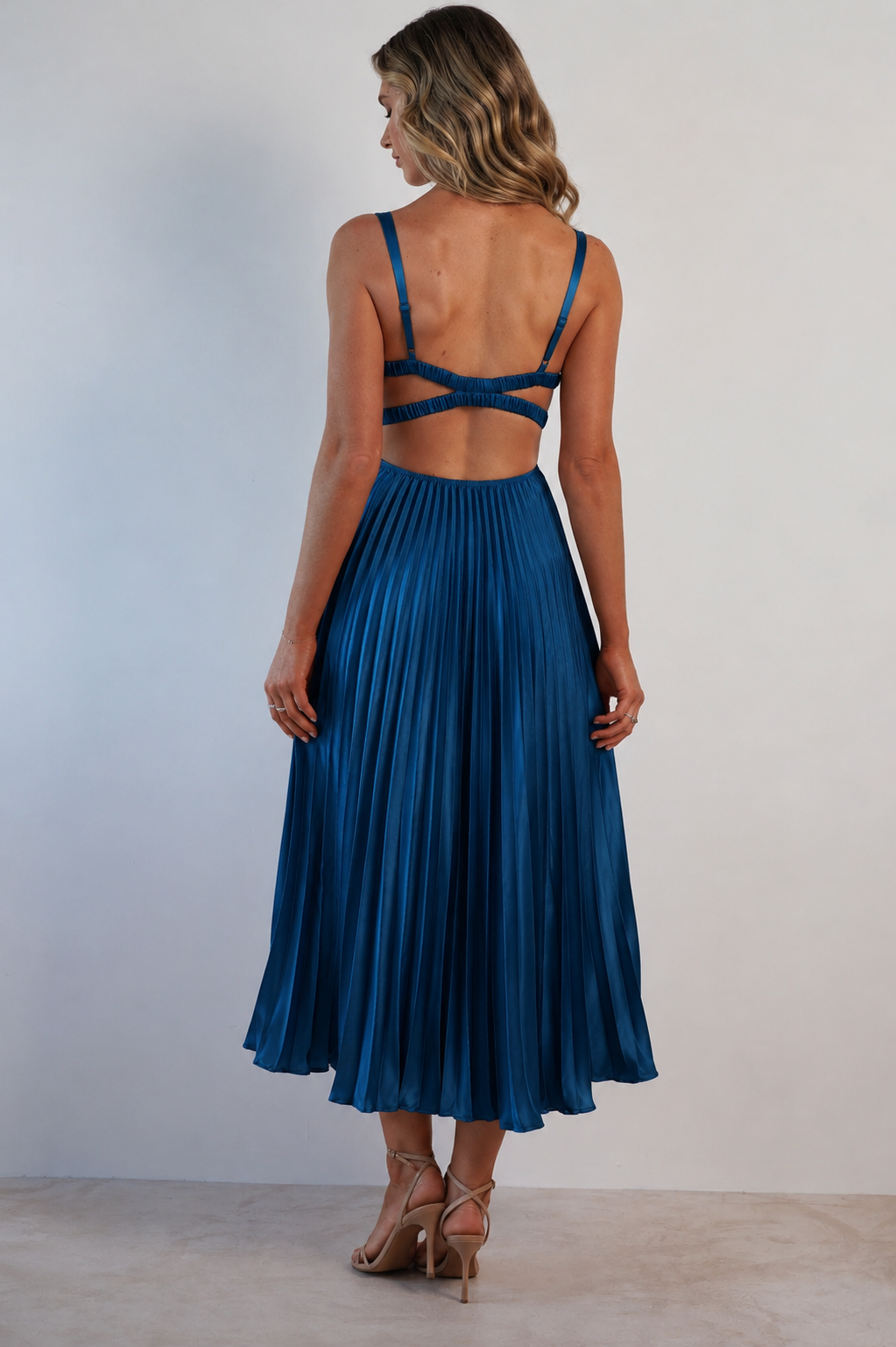 Veloria - Fließendes Plissee-Maxikleid
