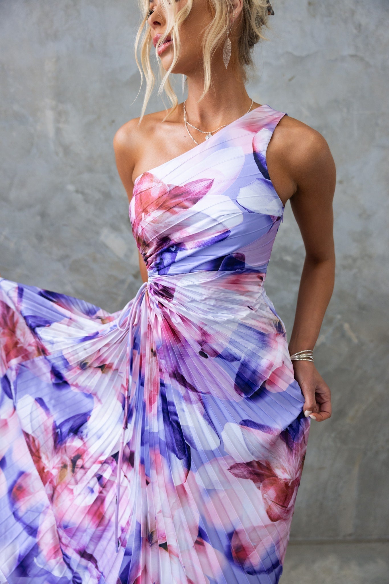 Lunara - Plissiertes One-Shoulder-Midikleid