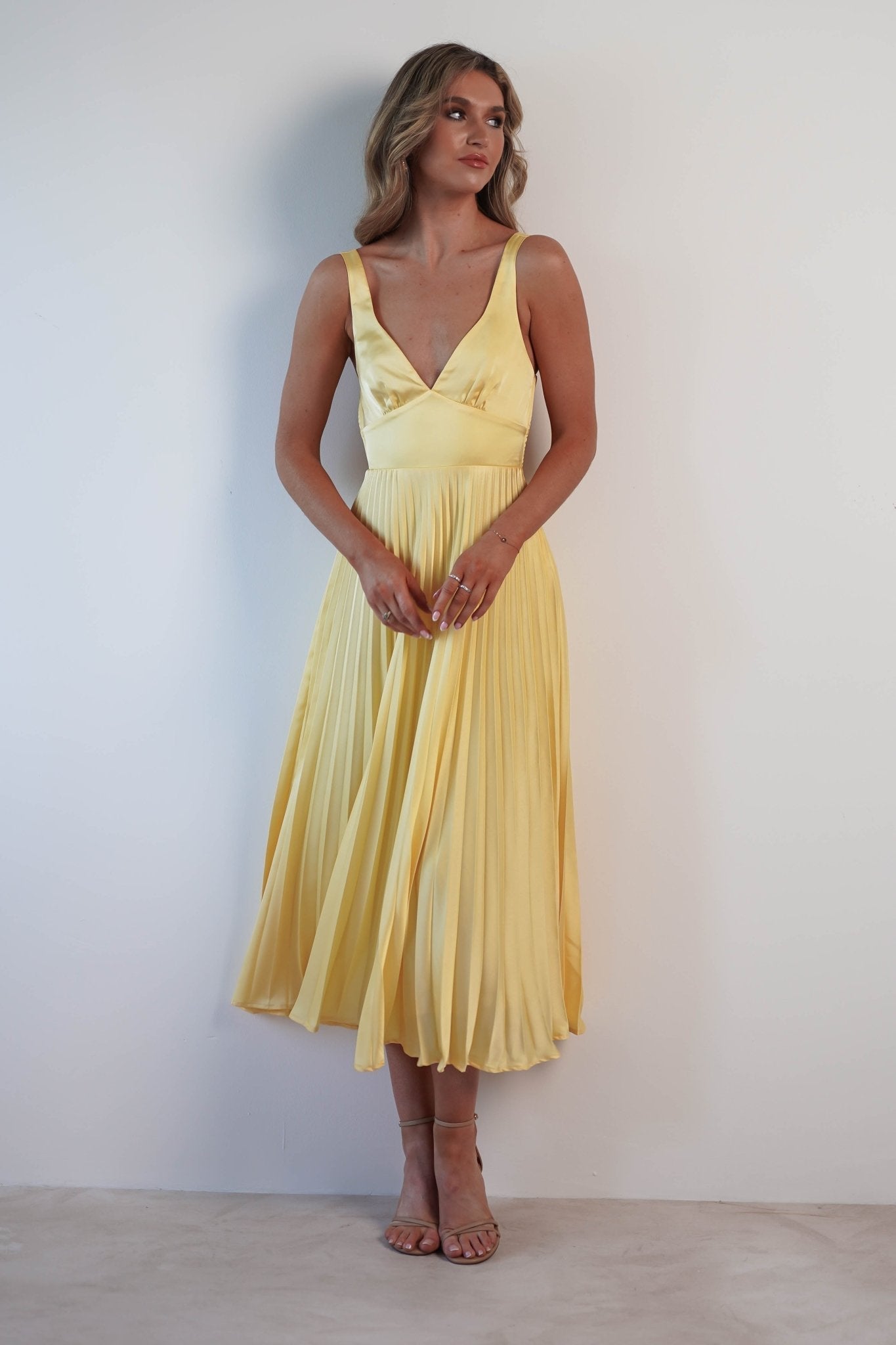 Veloria - Fließendes Plissee-Maxikleid