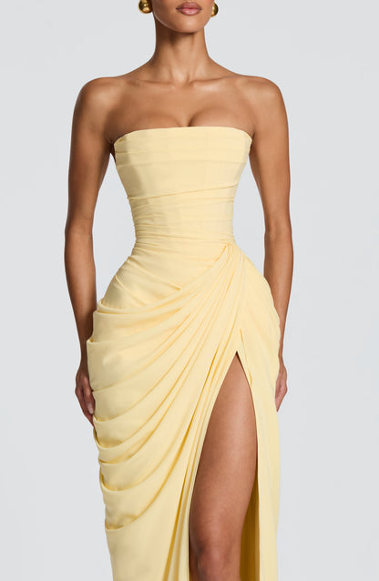 Lunara - Drapiertes Maxikleid mit hohem Schlitz